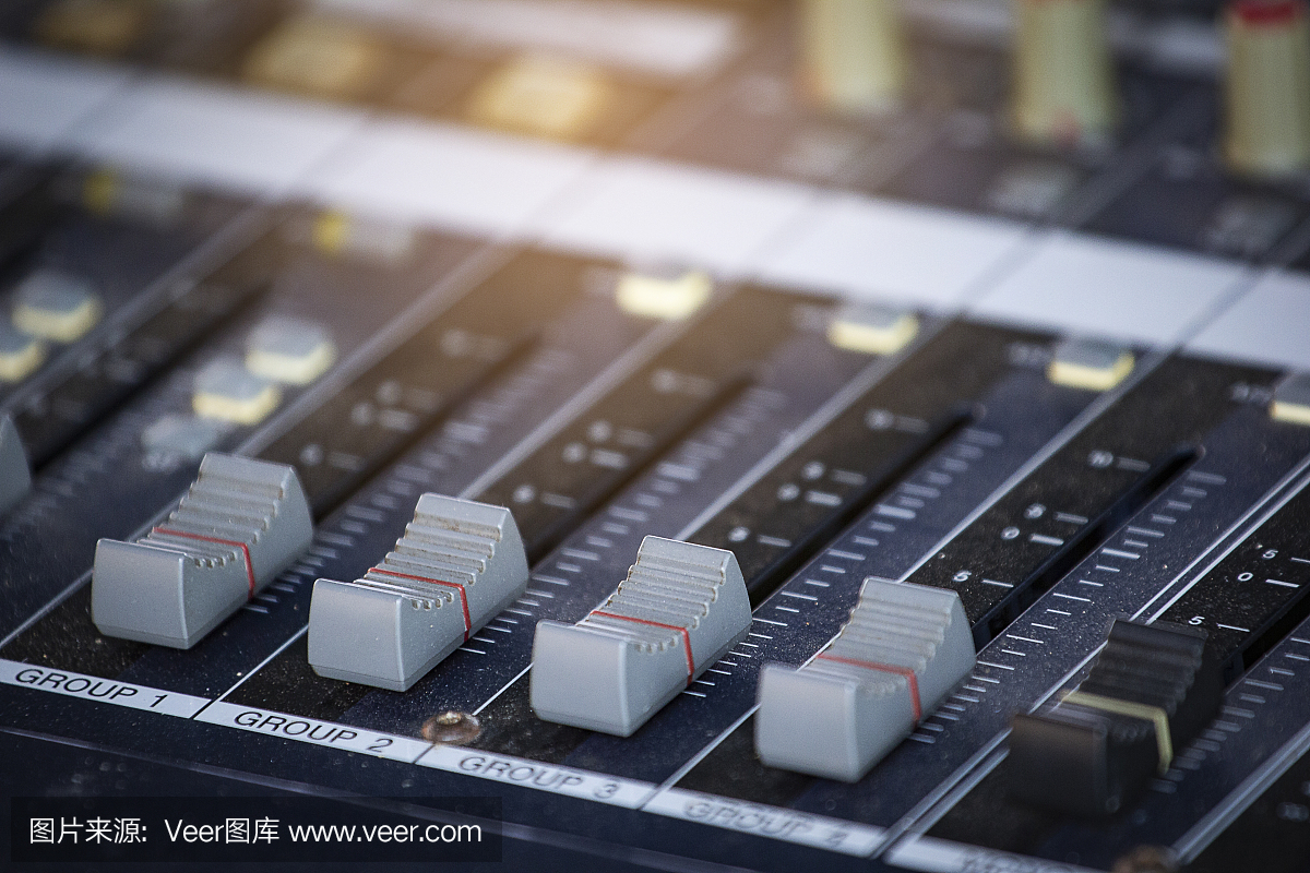 幻燈片調節音頻混音器的音量。工作室錄音設備